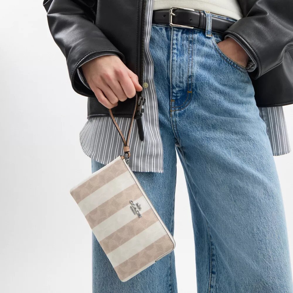 Bolso de pulsera grande con cremallera en esquina de Signature Canvas