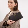 Bolso de pulsera grande con cremallera en esquina de Signature Canvas