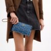 Bolso de pulsera grande con cremallera en la esquina en denim característico
