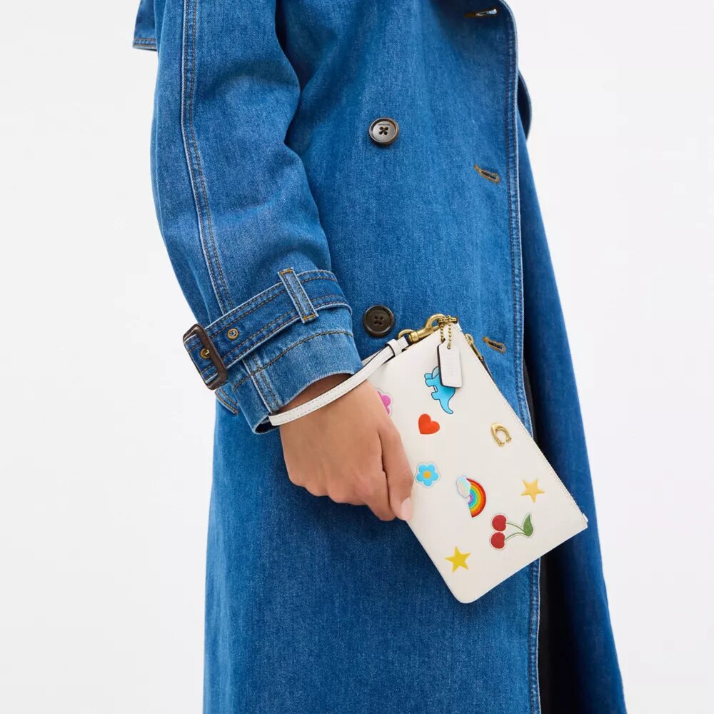 Bolso de pulsera pequeño «Essential» con estampado de pegatinas