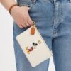 Bolso de pulsera pequeño Essential de Disney x Coach en piel regenerativa con Mickey Mouse