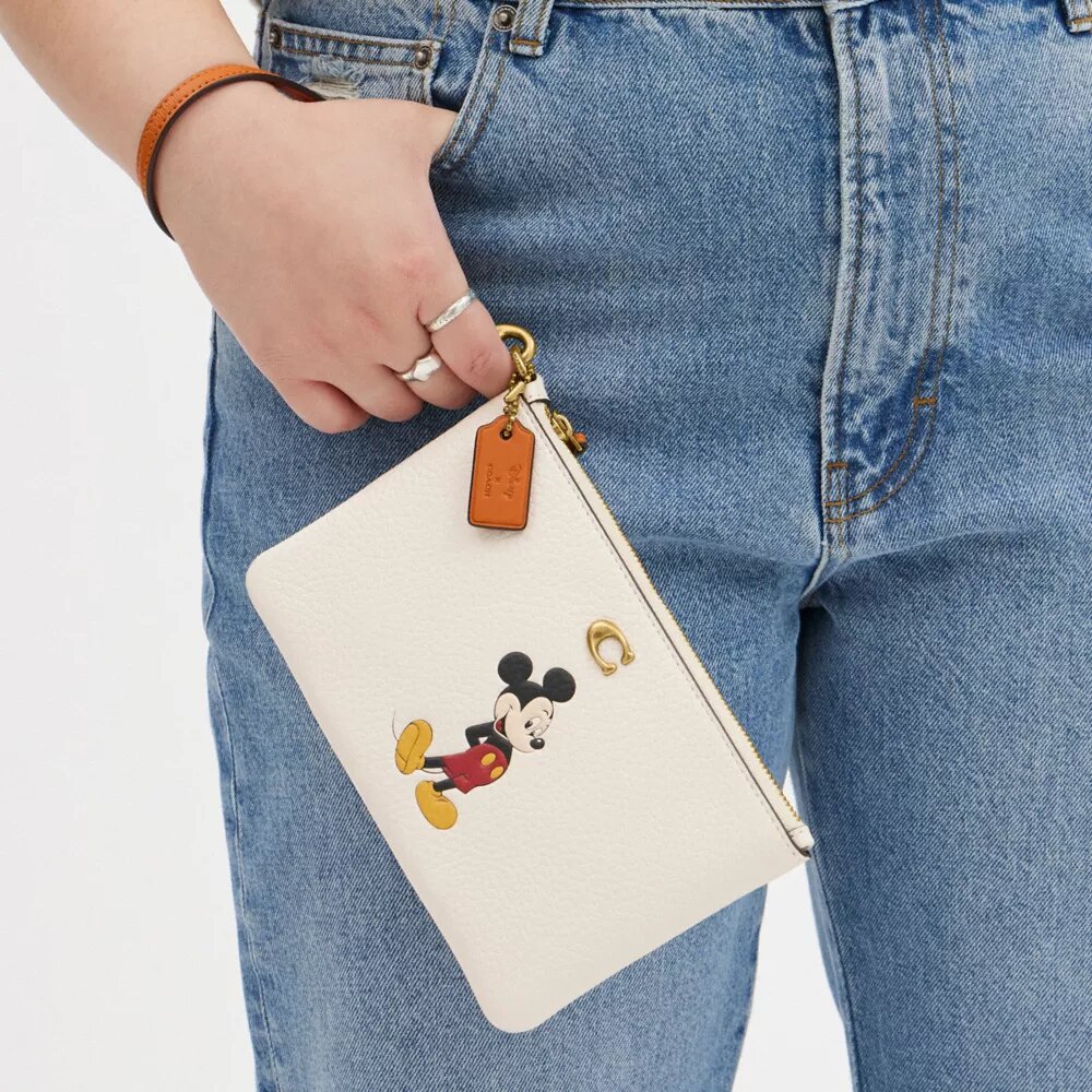 Bolso de pulsera pequeño Essential de Disney x Coach en piel regenerativa con Mickey Mouse