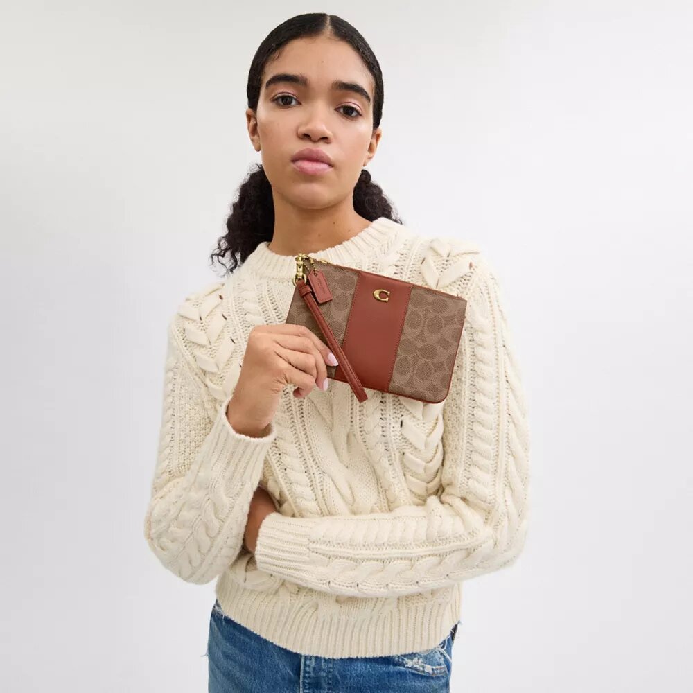Bolso de pulsera pequeño Essential en Signature Canvas