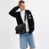 Bolso mensajero Hitch en Signature Canvas