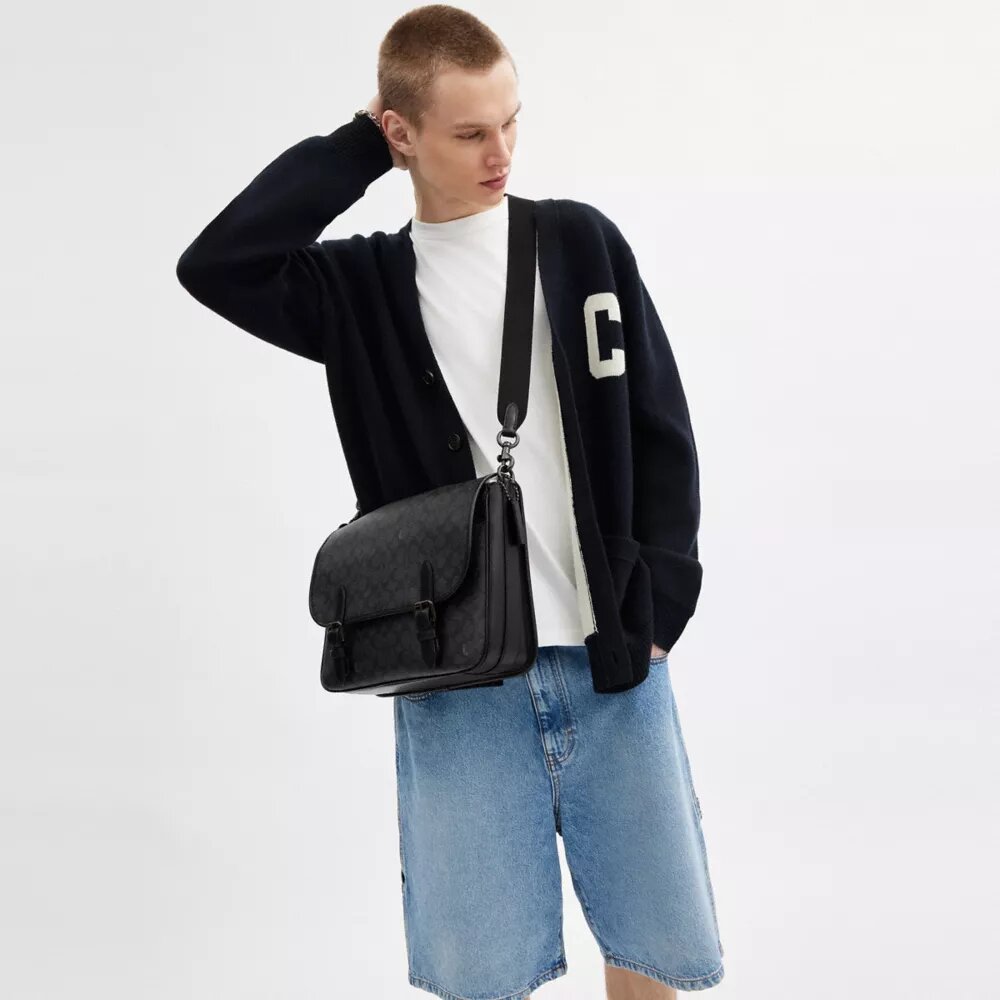 Bolso mensajero Hitch en Signature Canvas