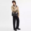 Bolso mensajero Hitch en Signature Canvas con parches