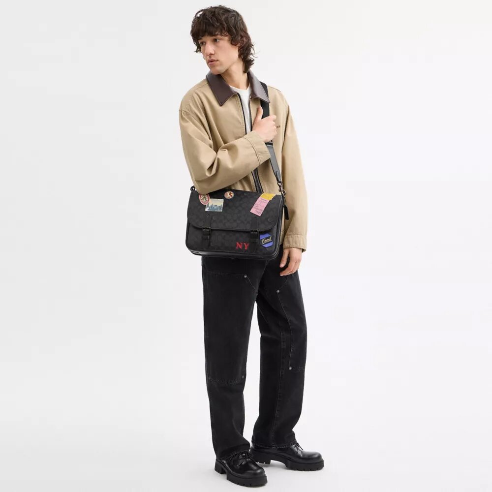 Bolso mensajero Hitch en Signature Canvas con parches
