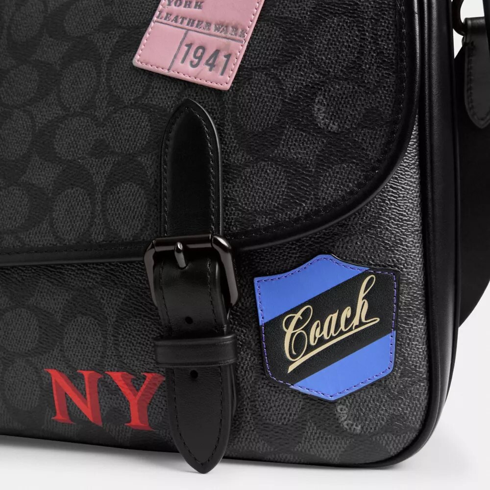 Bolso mensajero Hitch en Signature Canvas con parches