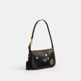 Bolso «Plaza» del 10.º cumpleaños de Rexy, de 18 in, en piel desgastada con estampado de pegatinas