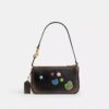 Bolso «Plaza» del 10.º cumpleaños de Rexy, de 18 in, en piel desgastada con estampado de pegatinas
