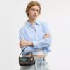 Bolso «Plaza» del 10.º cumpleaños de Rexy, de 18 in, en piel desgastada con estampado de pegatinas