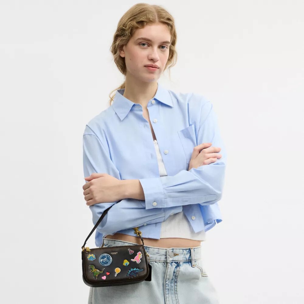 Bolso «Plaza» del 10.º cumpleaños de Rexy, de 18 in, en piel desgastada con estampado de pegatinas