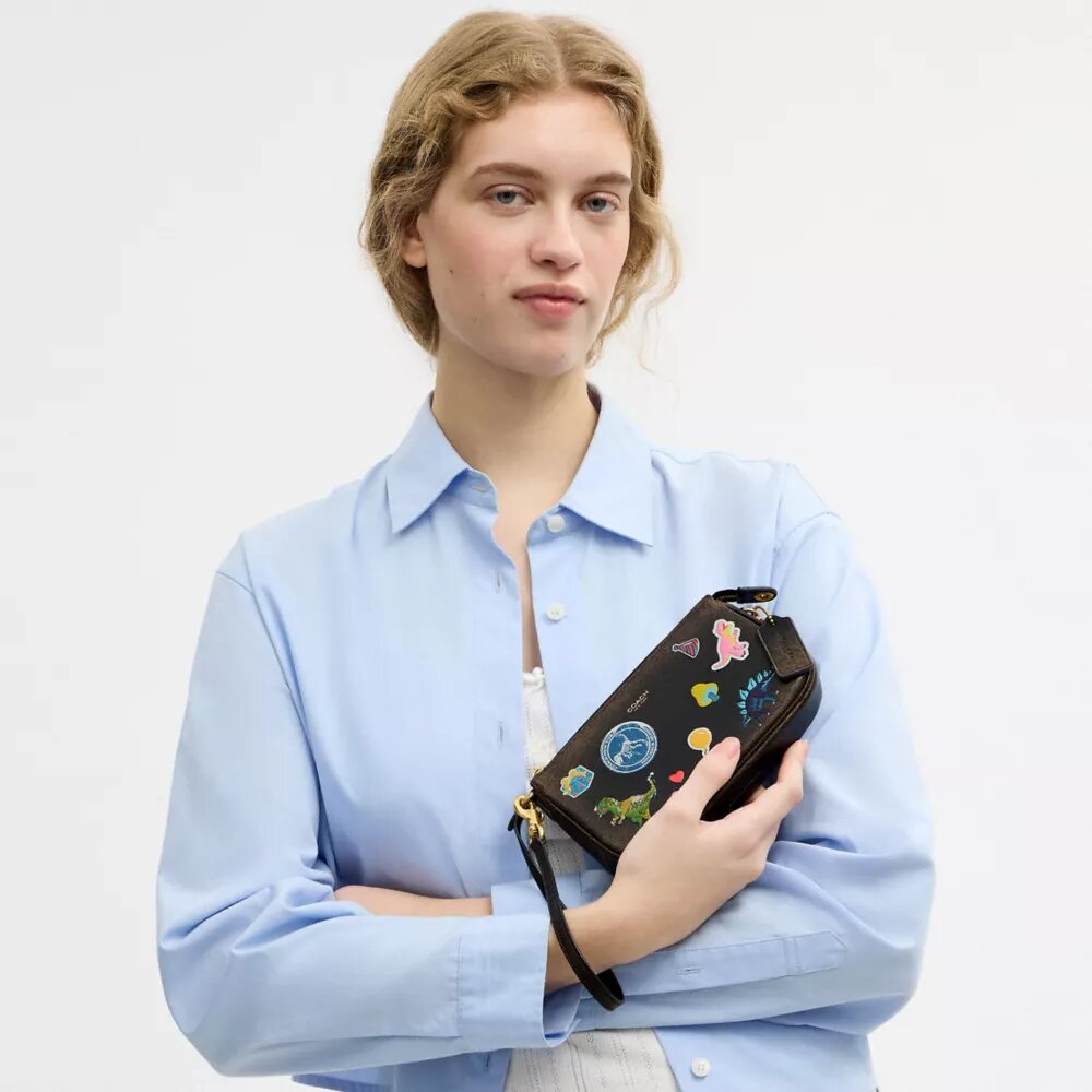 Bolso «Plaza» del 10.º cumpleaños de Rexy, de 18 in, en piel desgastada con estampado de pegatinas