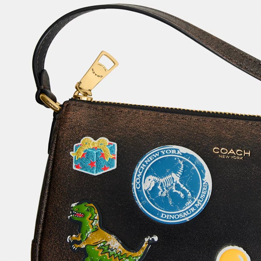 Bolso «Plaza» del 10.º cumpleaños de Rexy, de 18 in, en piel desgastada con estampado de pegatinas