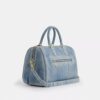 Bolso tipo cartera grande Rowan en denim desgastado con Charms