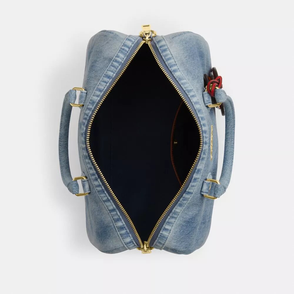 Bolso tipo cartera grande Rowan en denim desgastado con Charms