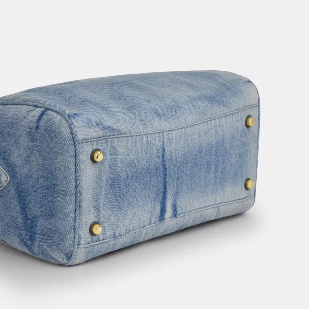 Bolso tipo cartera grande Rowan en denim desgastado con Charms