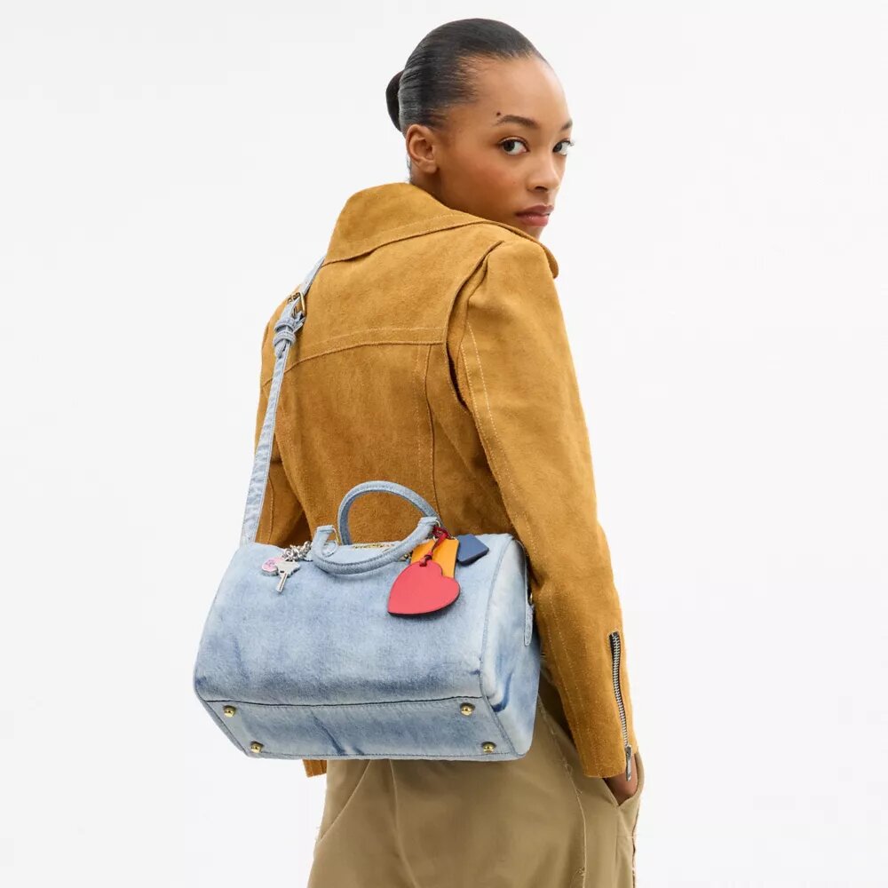 Bolso tipo cartera grande Rowan en denim desgastado con Charms