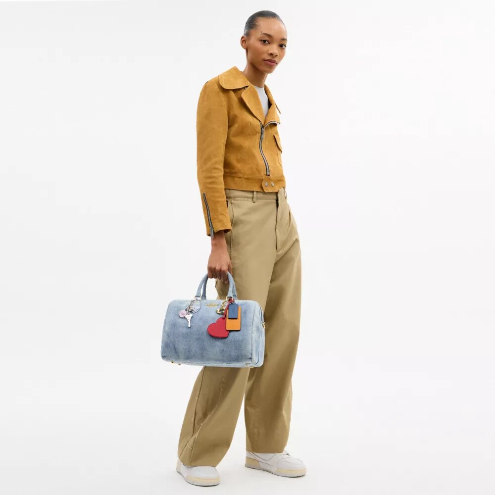 Bolso tipo cartera grande Rowan en denim desgastado con Charms