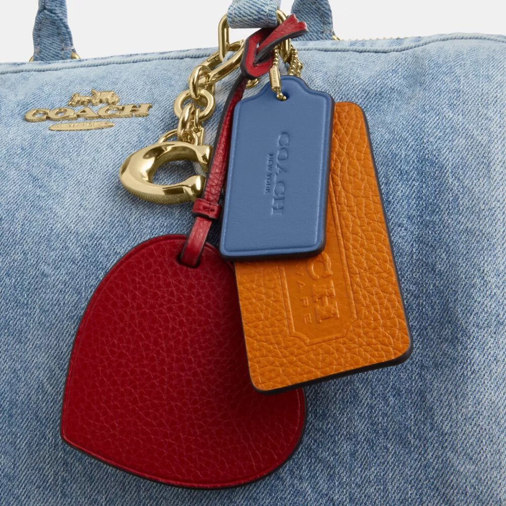 Bolso tipo cartera grande Rowan en denim desgastado con Charms