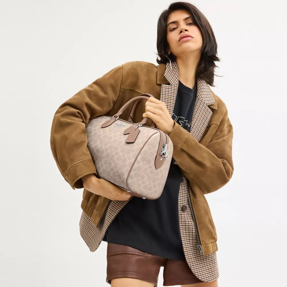 Bolso tipo cartera grande Rowan en Signature Canvas