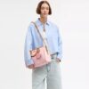 Bolso tipo cartera grande Rowan en Signature Canvas con Charms