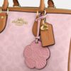 Bolso tipo cartera grande Rowan en Signature Canvas con Charms