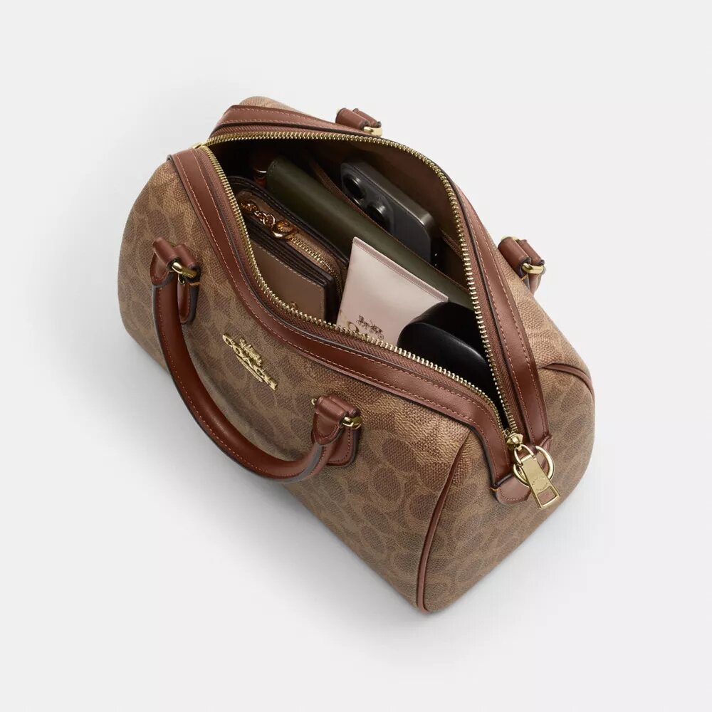 Bolso tipo cartera Rowan en Signature Canvas