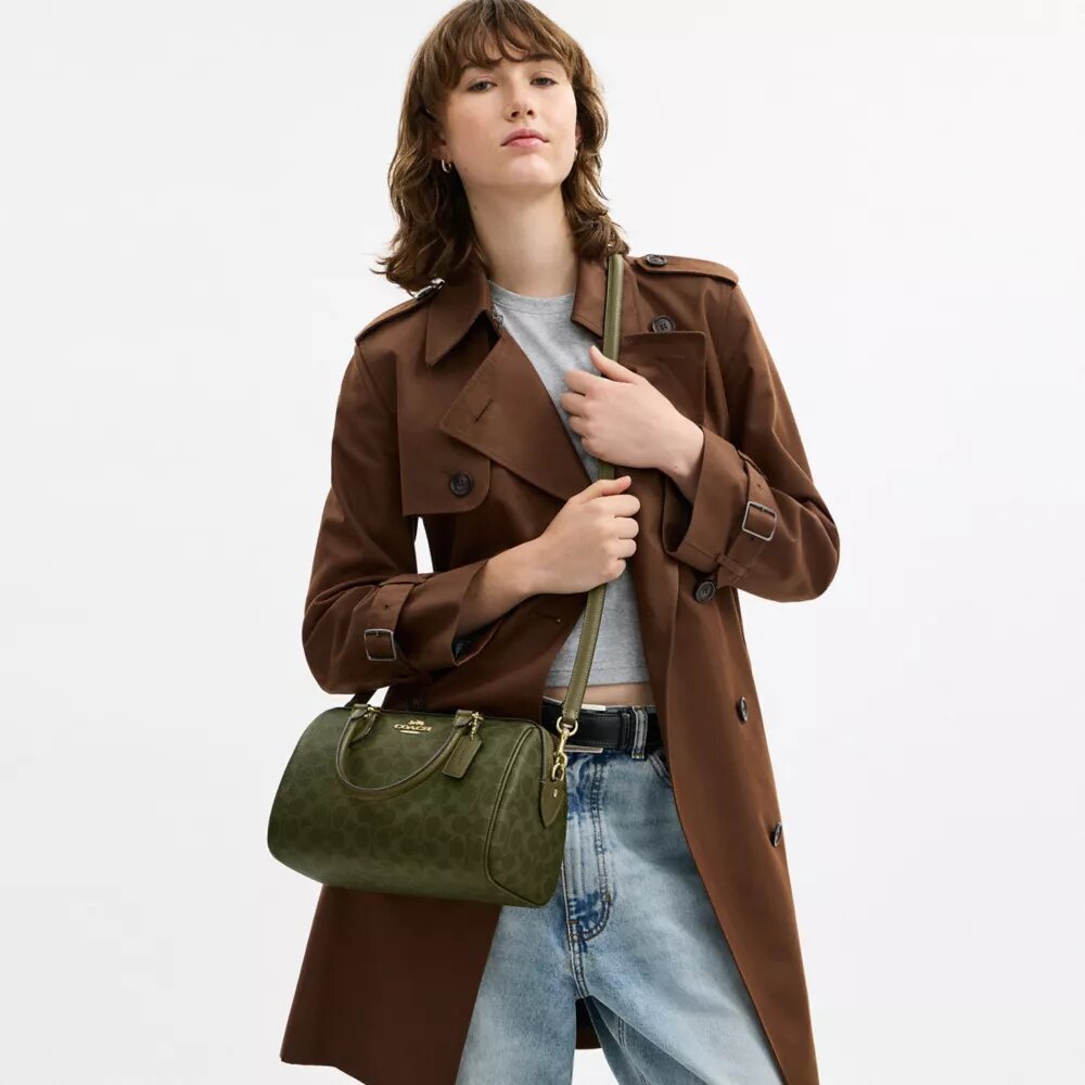 Bolso tipo cartera Rowan en Signature Canvas