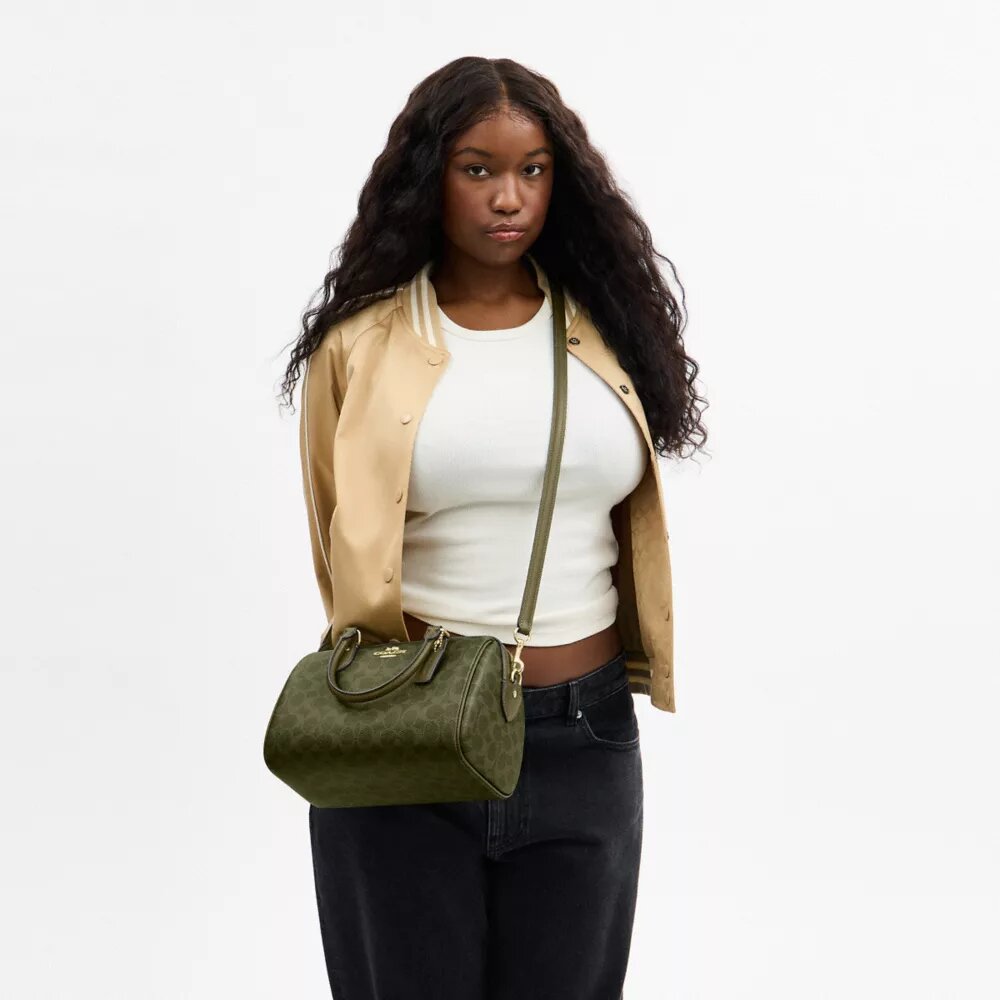 Bolso tipo cartera Rowan en Signature Canvas