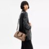 Bolso tipo cartera Rowan en Signature Canvas