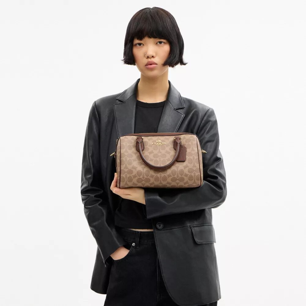 Bolso tipo cartera Rowan en Signature Canvas
