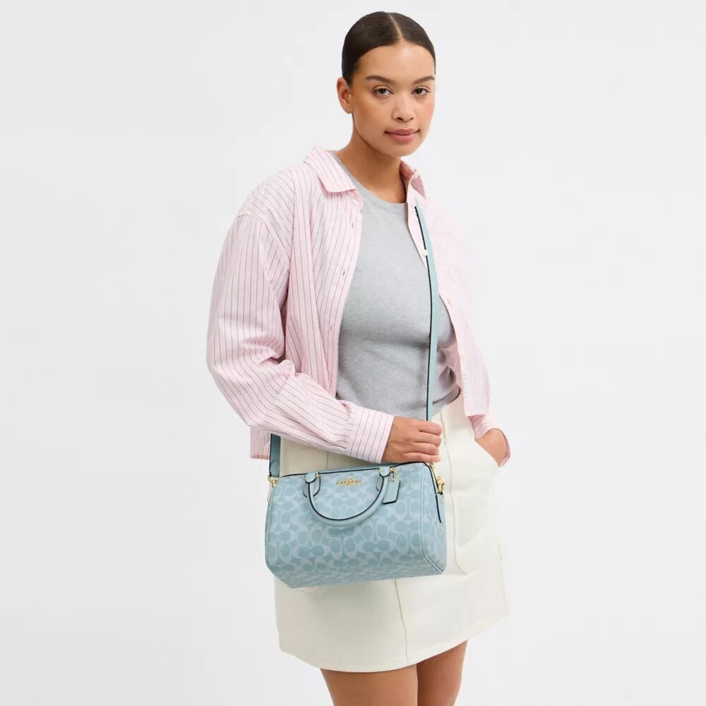 Bolso tipo cartera Rowan en Signature Canvas