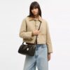 Bolso tipo cartera Rowan en Signature Canvas con Charms