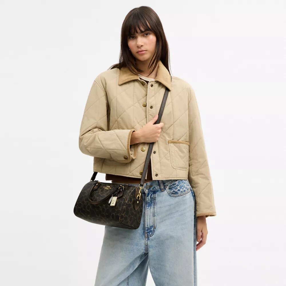 Bolso tipo cartera Rowan en Signature Canvas con Charms