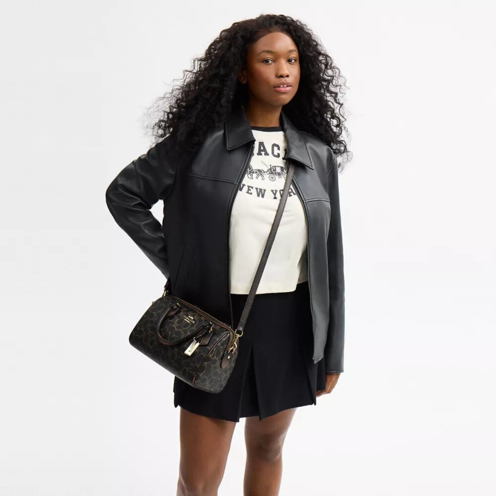Bolso tipo cartera Rowan en Signature Canvas con Charms