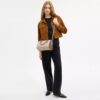 Bolso tipo cartera Rowan en Signature Canvas con diseño en bloques característico