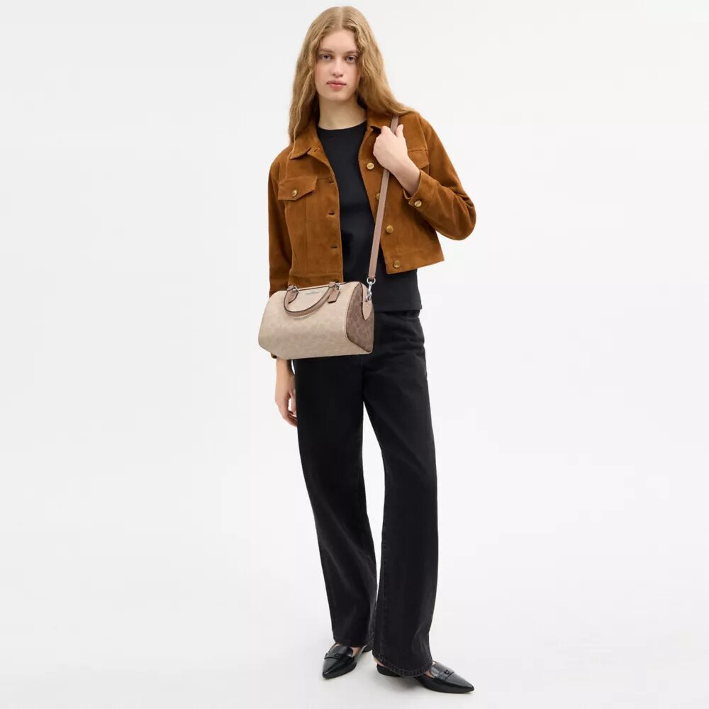 Bolso tipo cartera Rowan en Signature Canvas con diseño en bloques característico