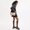 Bolso tipo cartera Rowan en Signature Canvas con diseño en bloques característico