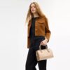Bolso tipo cartera Rowan en Signature Canvas con diseño en bloques característico