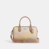 Bolso tipo cartera Rowan en Signature Canvas Rainbow