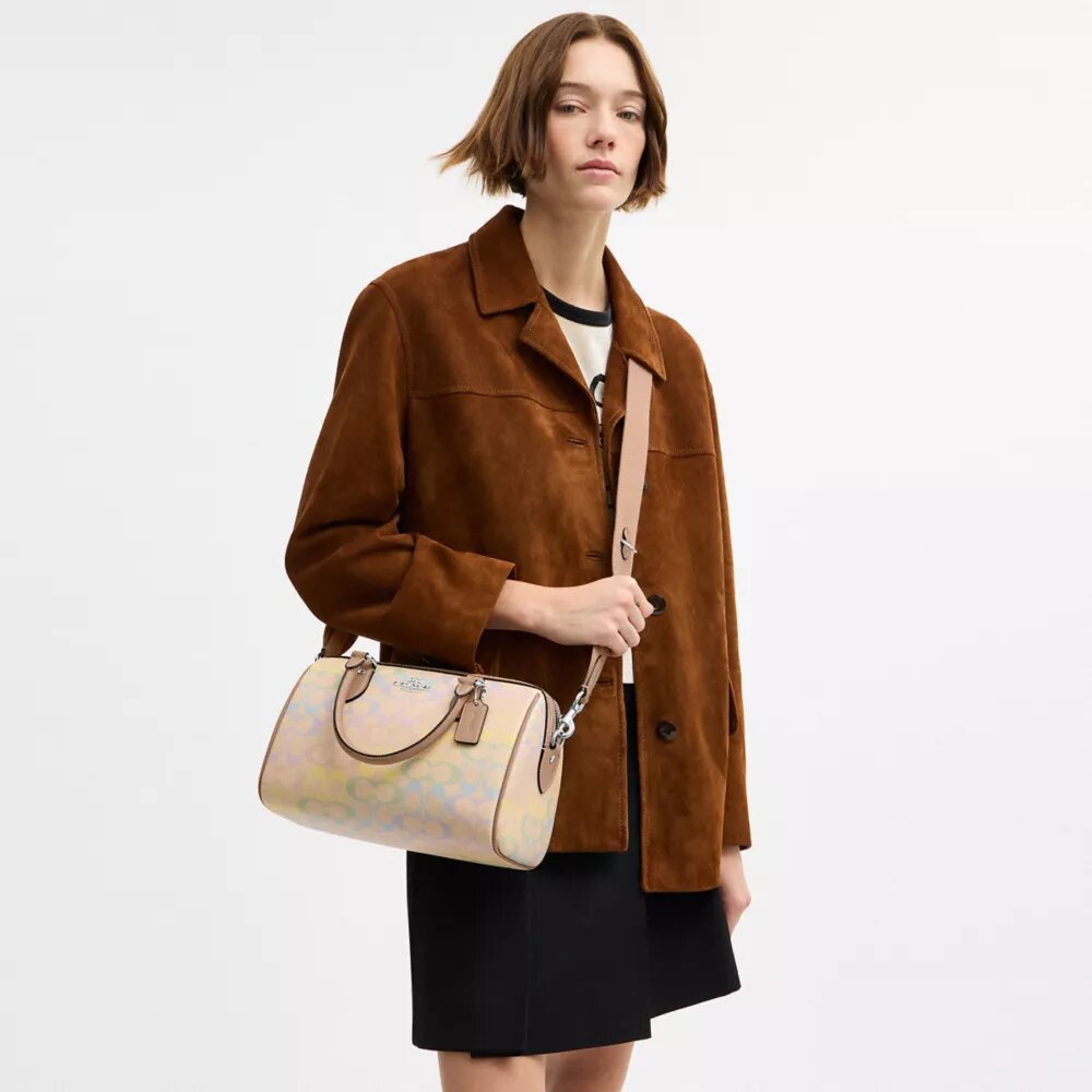 Bolso tipo cartera Rowan en Signature Canvas Rainbow