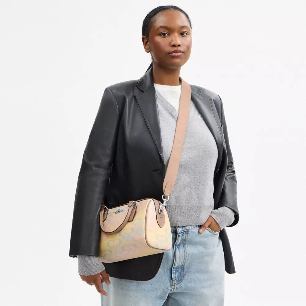 Bolso tipo cartera Rowan en Signature Canvas Rainbow