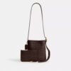 Bolso tipo cubo Bleecker 21 en Signature Canvas