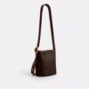 Bolso tipo cubo Bleecker 21 en Signature Canvas
