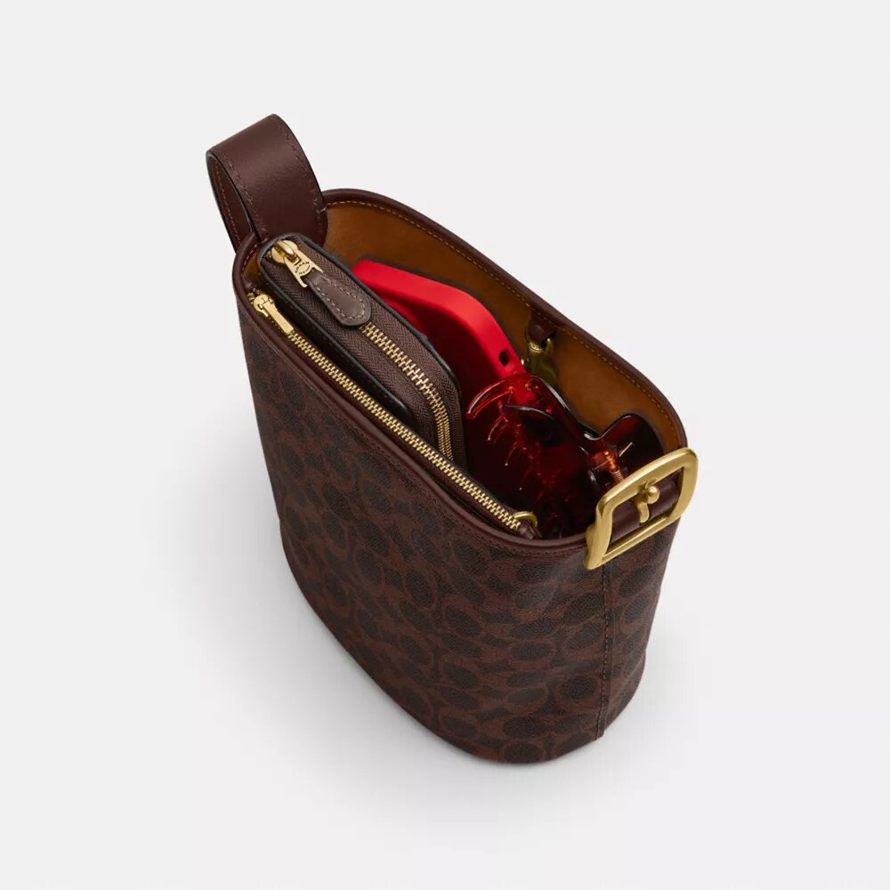 Bolso tipo cubo Bleecker 21 en Signature Canvas