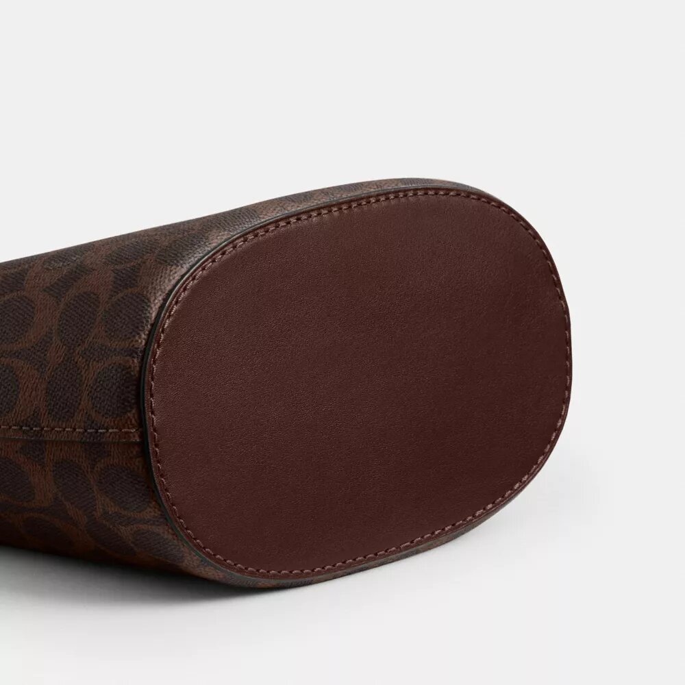 Bolso tipo cubo Bleecker 21 en Signature Canvas