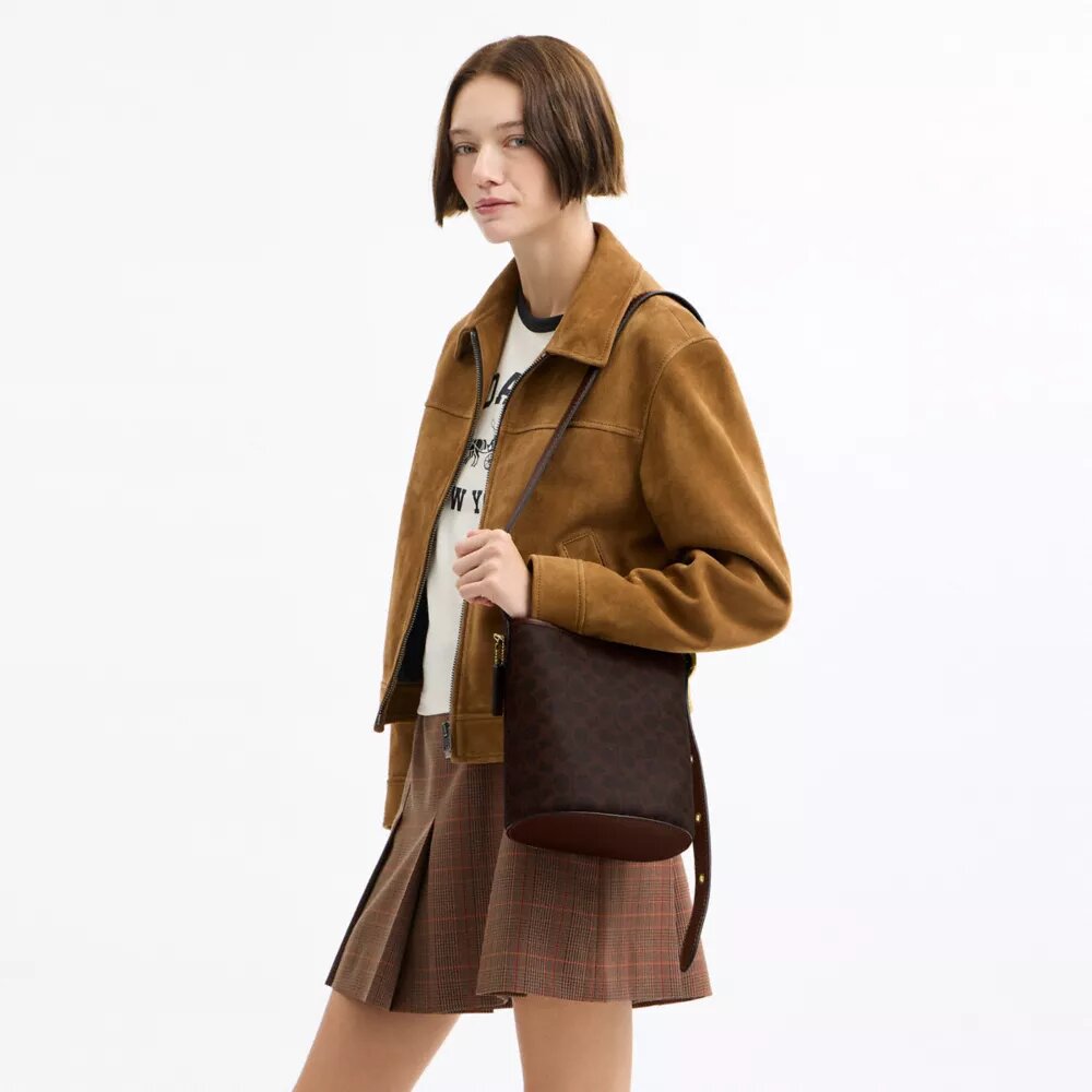 Bolso tipo cubo Bleecker 21 en Signature Canvas