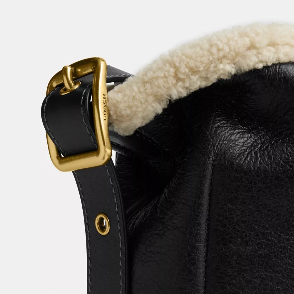 Bolso tipo cubo Bleecker de piel de oveja