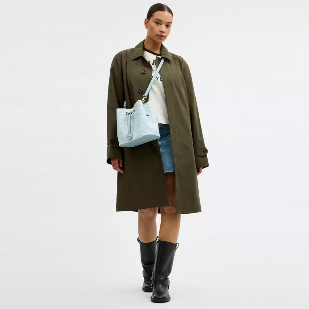 Bolso tipo cubo Rowan en Signature Canvas